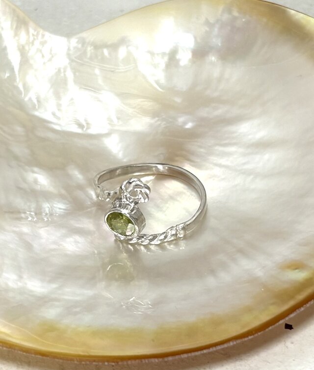 スフェーンのリング | iichi 日々の暮らしを心地よくするハンドメイド