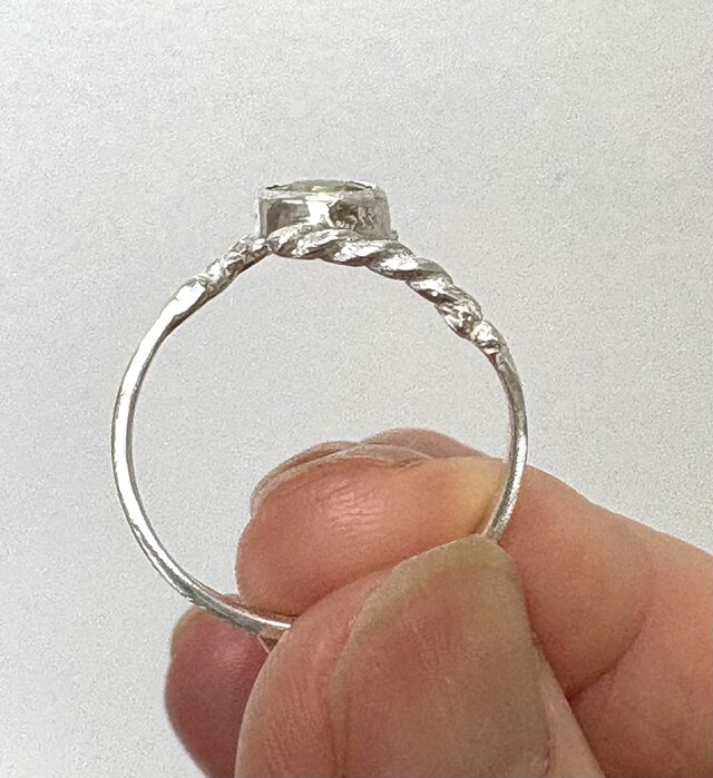 スフェーンのリング | iichi 日々の暮らしを心地よくする