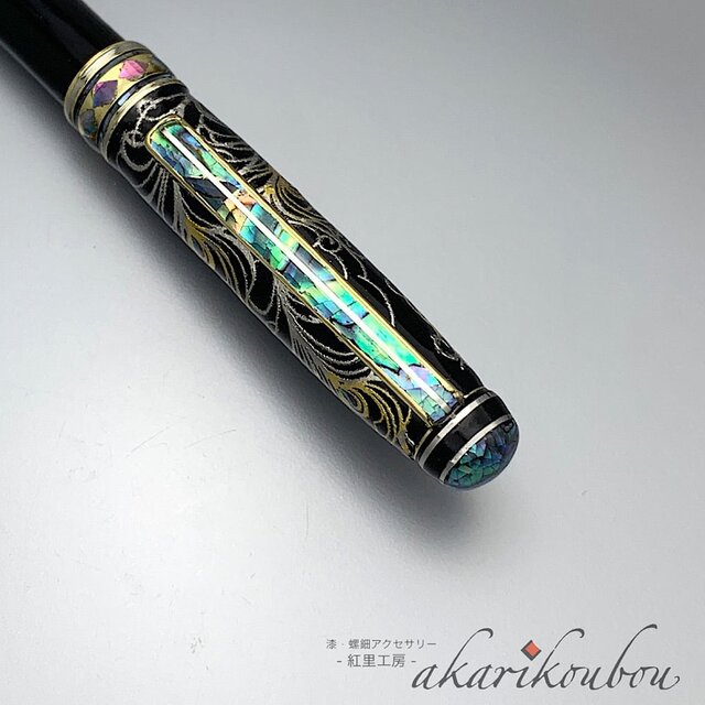 BWM 孔雀羽盛金装飾　ショープレート　プラチナ彩　コレクション 漆・螺鈿ボールペン 孔雀羽紋様 黒漆 純金箔 プラチナ箔 | iichi