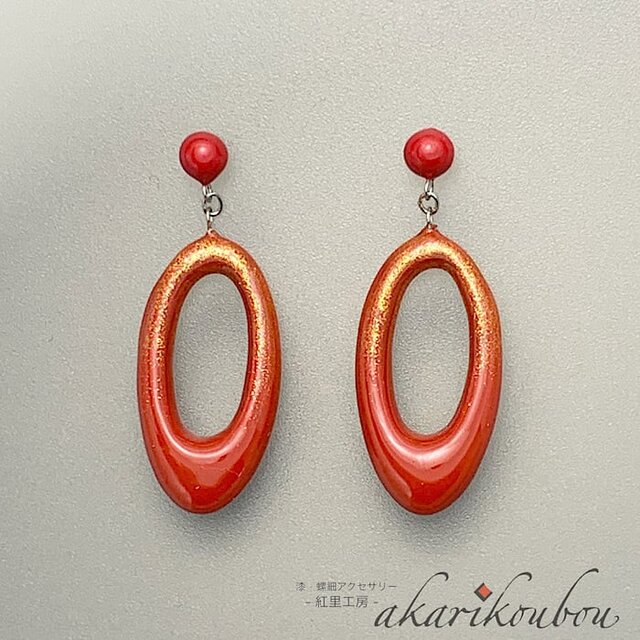 【K18】漆ピアス 赤 楕円リング 朱漆 金粉蒔きぼかし