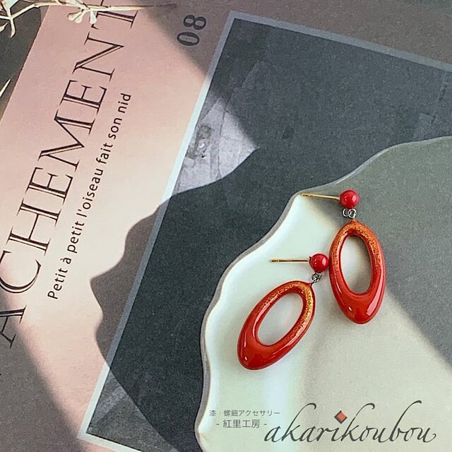 k18 楕円ピアス K18】漆ピアス 赤 楕円リング 朱漆 金粉蒔きぼかし | iichi 日々の