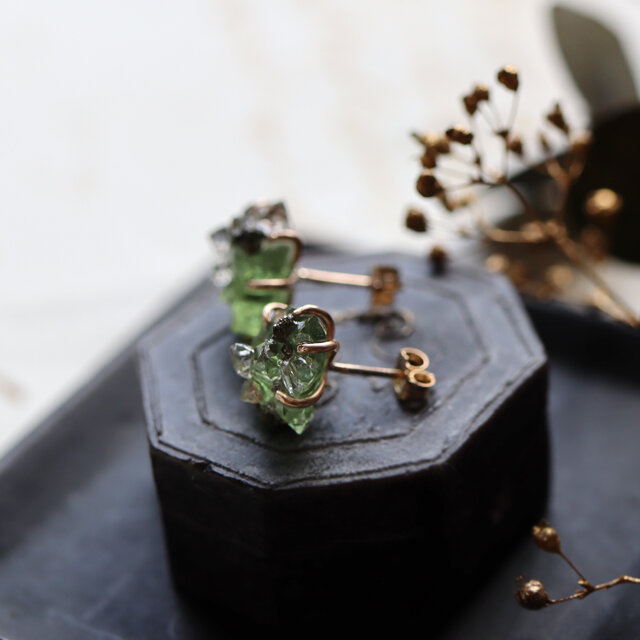 グリーンアパタイトとダイヤモンドクォーツのピアス | iichi