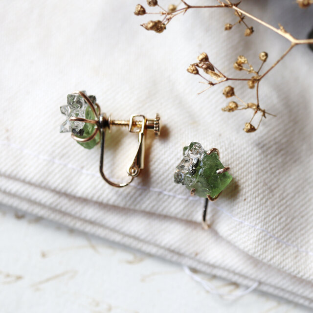 グリーンアパタイトとダイヤモンドクォーツのピアス | iichi 日々の
