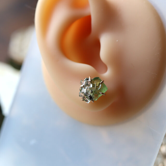 グリーンアパタイトとダイヤモンドクォーツのピアス | iichi 日々の