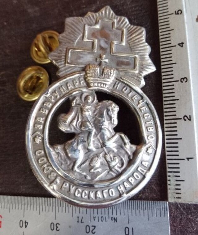 白銅製シルバーカラー　騎士ナイトのメダル型ピンズブローチ　結婚式・成人式のシャツや帽子・着物の衿飾りに