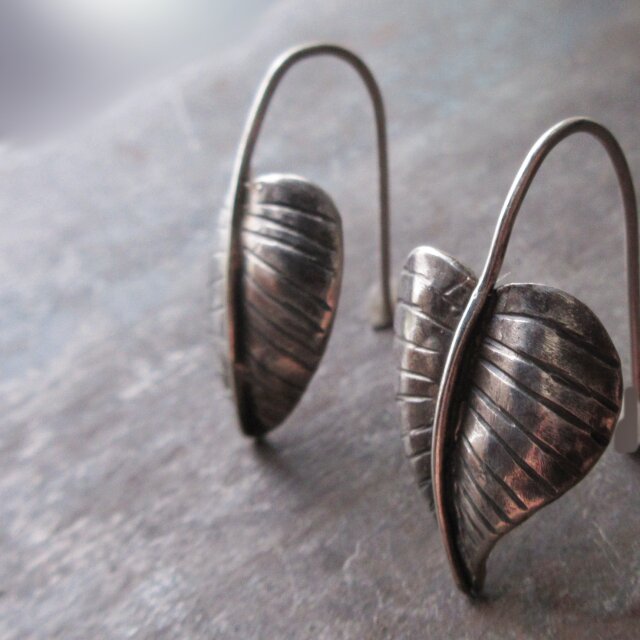 葉っぱのシルバーピアス | iichi 日々の暮らしを心地よくする 