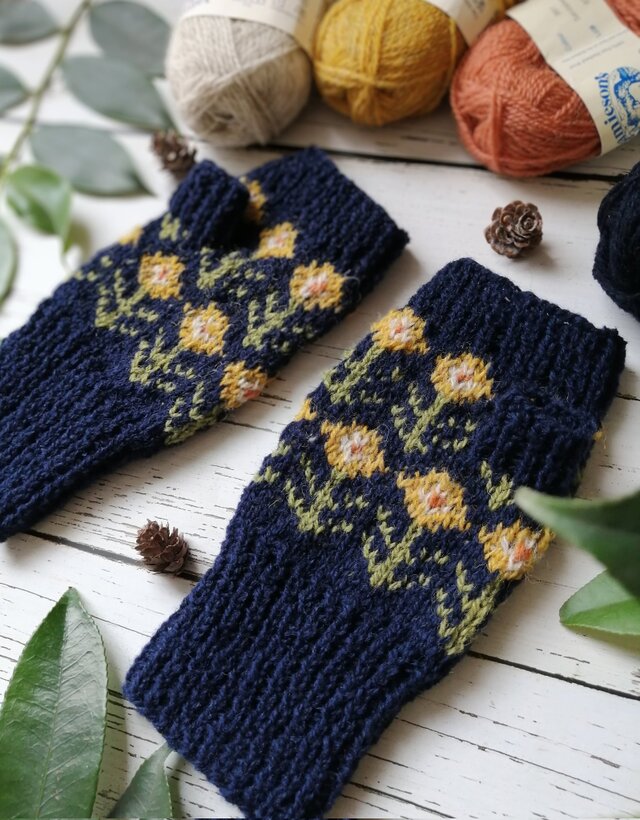紺に黄の花の編み込みハンドウォーマー