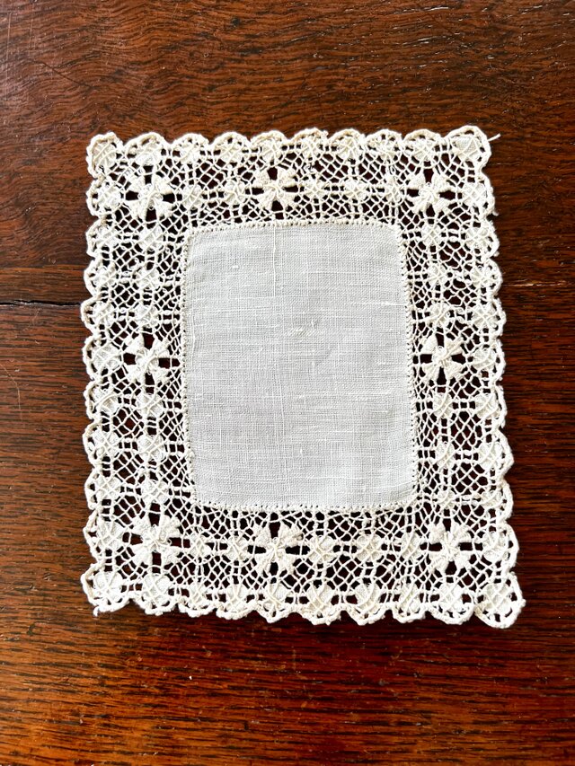 スェーデンの麻ミニクロスレース縁C