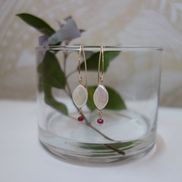 １４kgf オーバルパールとルビーのピアス