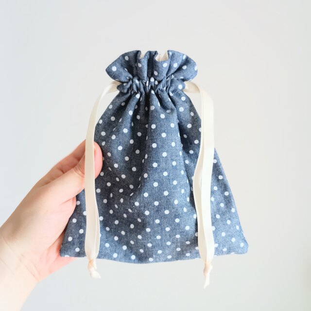 巾着ポーチ 丸or四角 シャンブレー 水玉 ハンドメイド | iichi 日々の