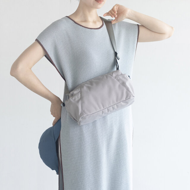 夏新作 撥水加工リサイクルナイロン ボディバッグ【ライトグレー