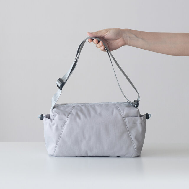 夏新作 撥水加工リサイクルナイロン ボディバッグ【ライトグレー