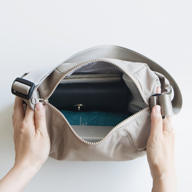 夏新作 撥水加工リサイクルナイロン ボディバッグ【ベージュ】軽やかで