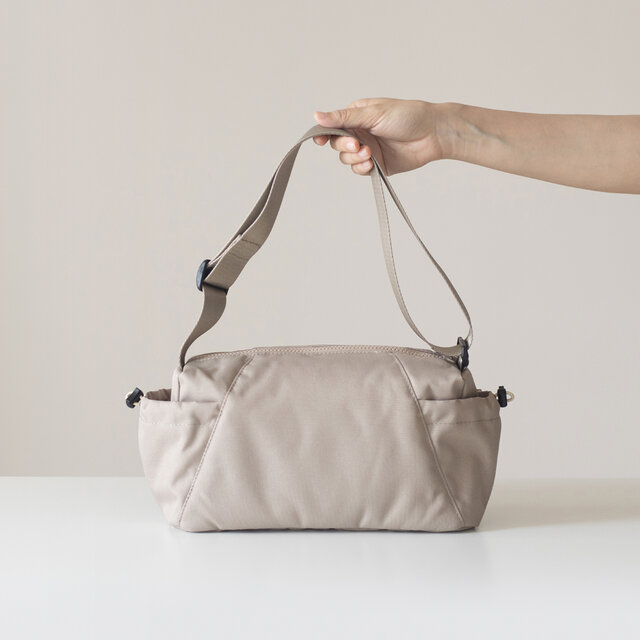 送料無料｜ボディバッグ 撥水加工ナイロン【ベージュ】5ポケット