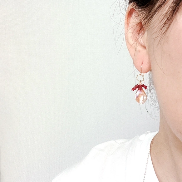 「花ほころぶ」14kgf/フラワーペタルパールxルビーの花飾りピアス