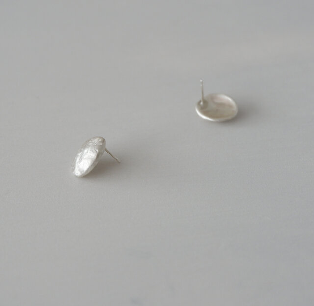 【話題:水中OK:色あせなし:左右セット】AVARIA Oval ピアス シルバーのピアス - Oval | iichi 日々の暮らしを心地よくする