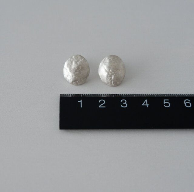 【話題:水中OK:色あせなし:左右セット】AVARIA Oval ピアス シルバーのピアス - Oval | iichi 日々の暮らしを心地よくする