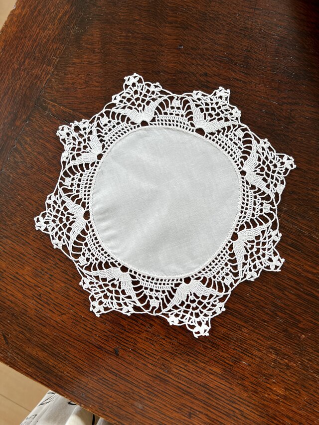 スェーデンのレース縁ドイリー　A
