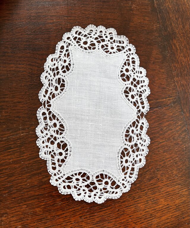 スェーデンレース縁楕円ドイリー　B