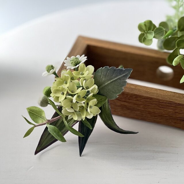 布花　アナベルを中心にグリーンでまとめたブーケコサージュ