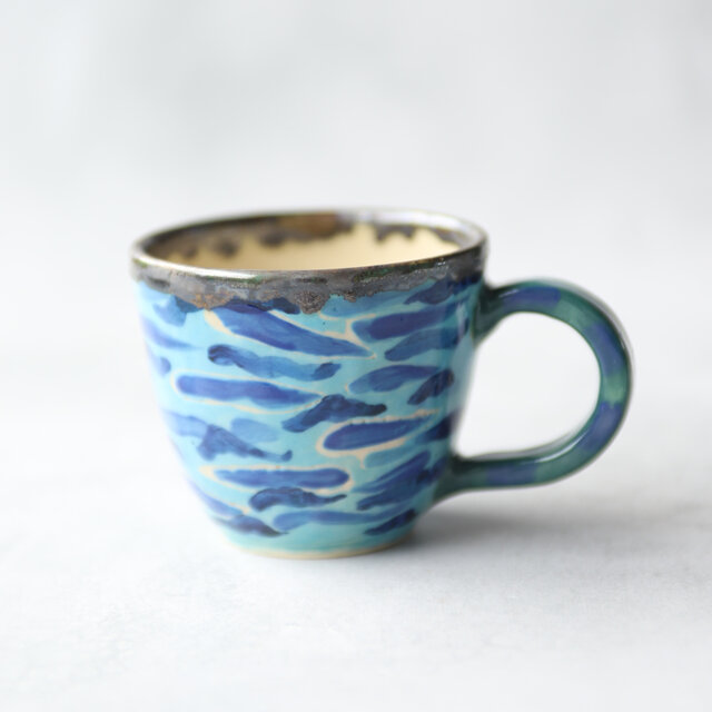 青の線模様のマグカップ
