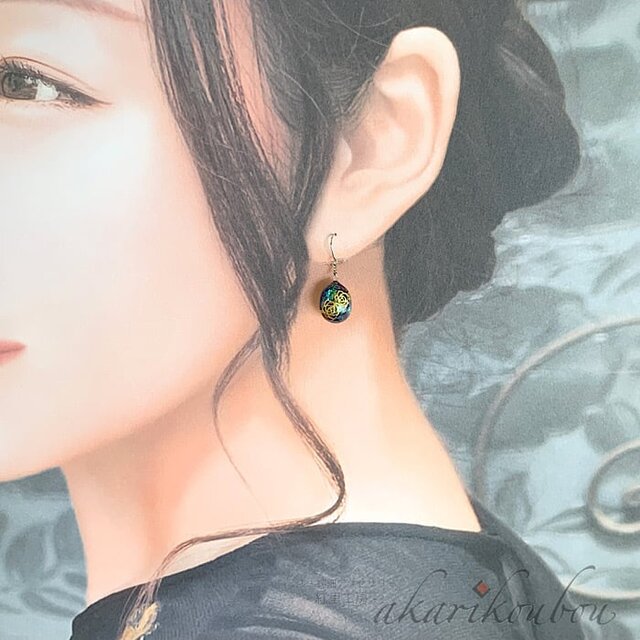 Pt900】螺鈿ピアス 純金箔 薔薇モチーフ 卵型 スイング 青貝螺鈿