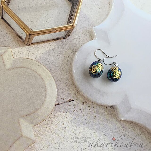 Pt900】螺鈿ピアス 純金箔 薔薇モチーフ 卵型 スイング 青貝螺鈿