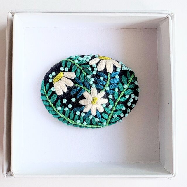 花の刺繍ブローチ 小さなお花の刺繍ブローチ・botanical#380 | iichi 日々の暮らしを
