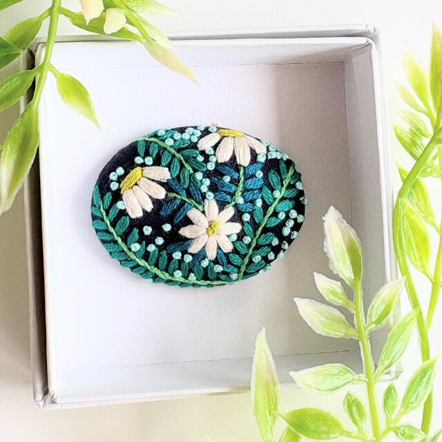 小さなお花の刺繍ブローチ・botanical#380 | iichi 日々の暮らしを