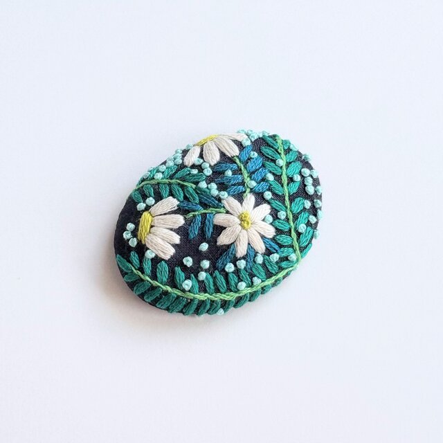 小さなお花の刺繍ブローチ・botanical#380 | iichi 日々の暮らしを