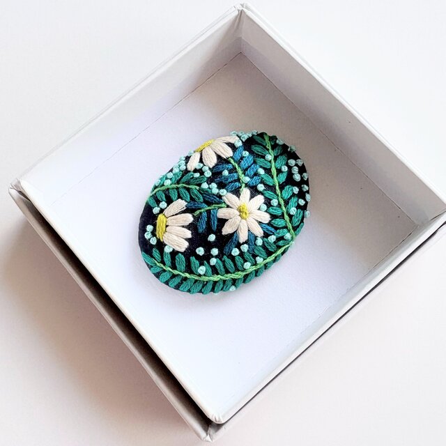 小さなお花の刺繍ブローチ・botanical#380 | iichi 日々の暮らしを