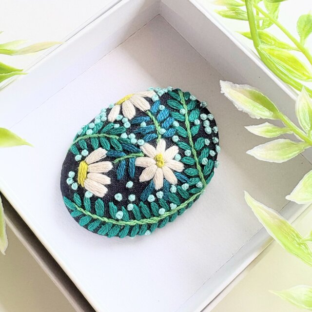 小さなお花の刺繍ブローチ・botanical#380 | iichi 日々の暮らしを