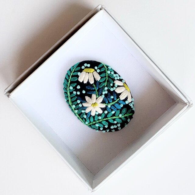 小さなお花の刺繍ブローチ・botanical#380 | iichi 日々の暮らしを