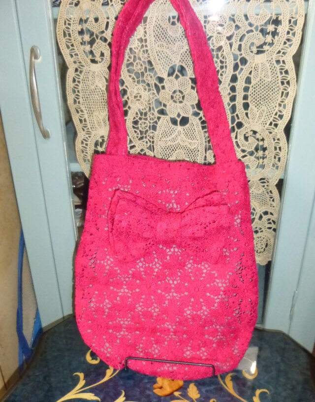 ピンクのレース地のミニ・バッグ