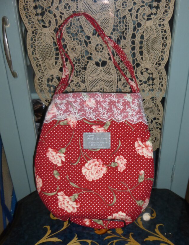 赤いカーネーション柄のミニ・バッグ