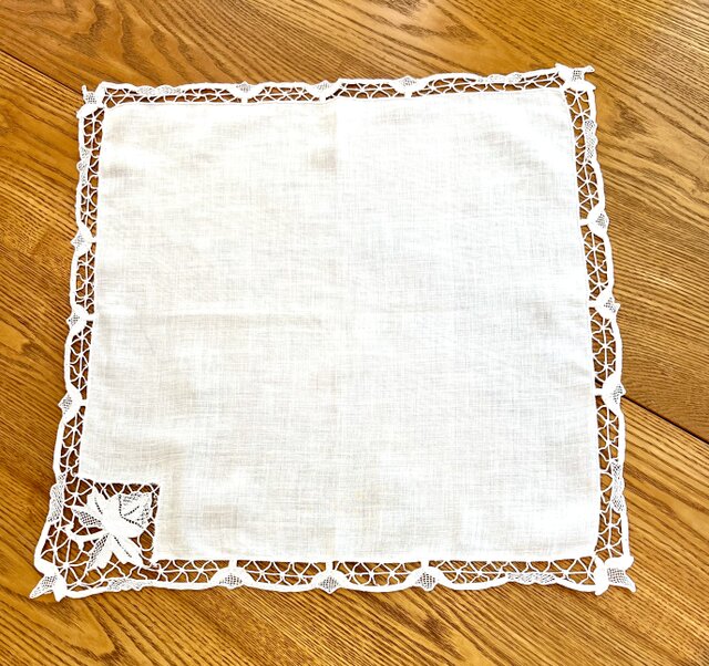 綿刺繍テーブルセンター B | iichi 日々の暮らしを心地よくする