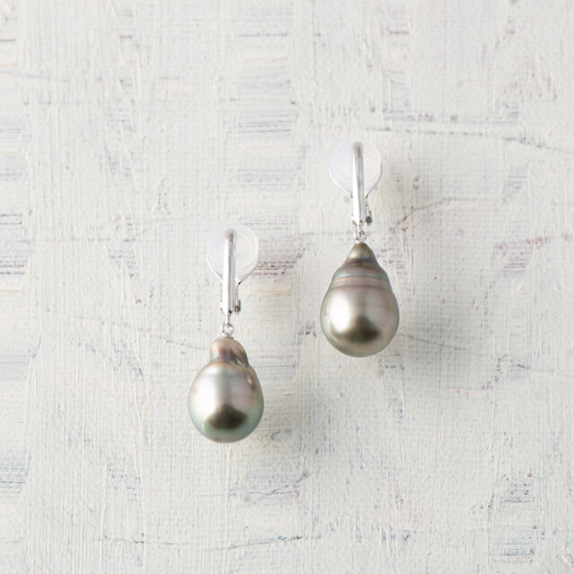 Pince(パンス）南洋パール（薄緑グレー）のシルバーイヤリング