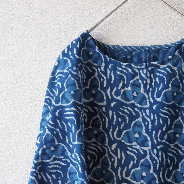 木版更紗×フレアー袖のブラウス