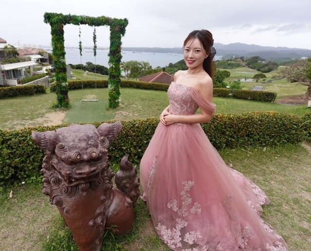 スモークピンクのオフショルダー刺繍ドレス 楽天市場】秋 新作 dress-18ak01 カラードレス 上品なピンク