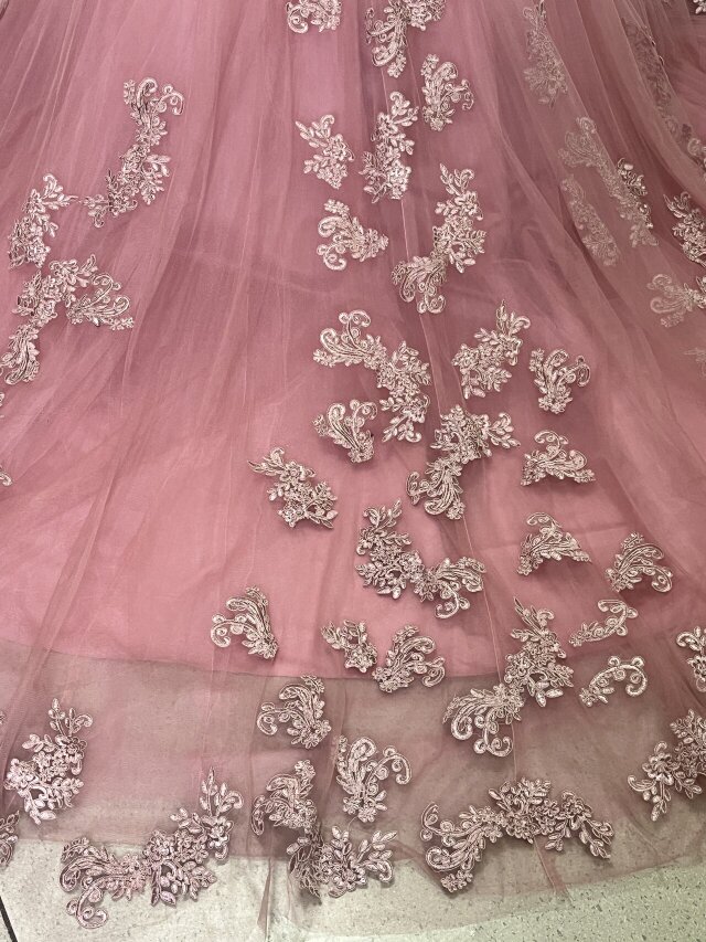 実例写真！カラードレス ピンク 取り外しオフショルダー 花柄の