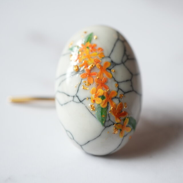 天然石ハウライトと金木犀、金箔のポニーフック 帯留め  ブローチ 秋冬 ギフト