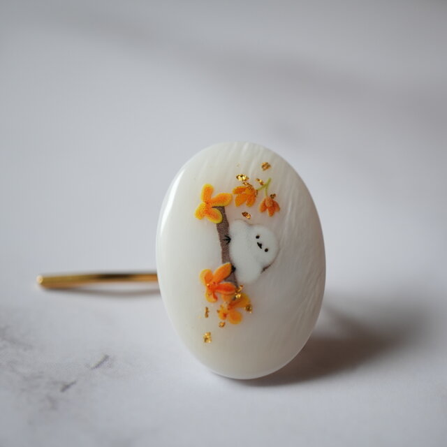 天然シェルと金木犀、シマエナガのポニーフック｜ふんわり秋香る、やさしい季節のアクセントに