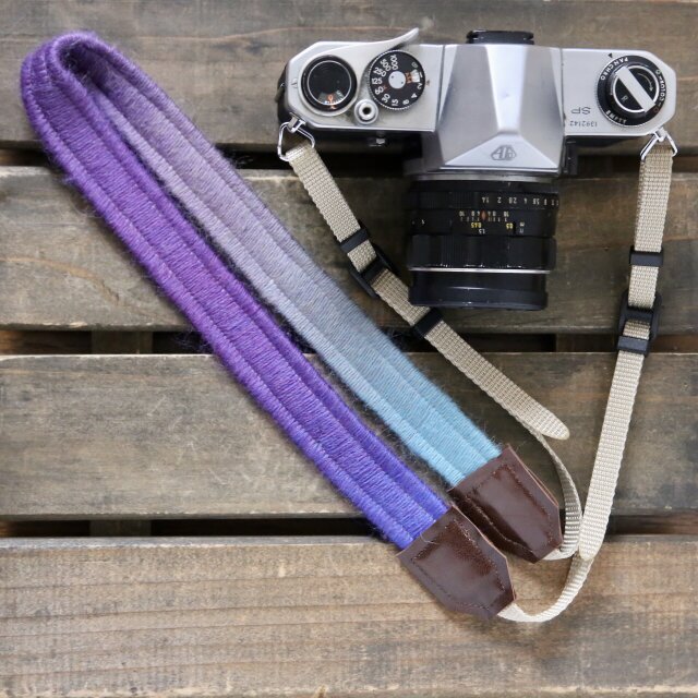 グラデーションニットのカメラストラップ