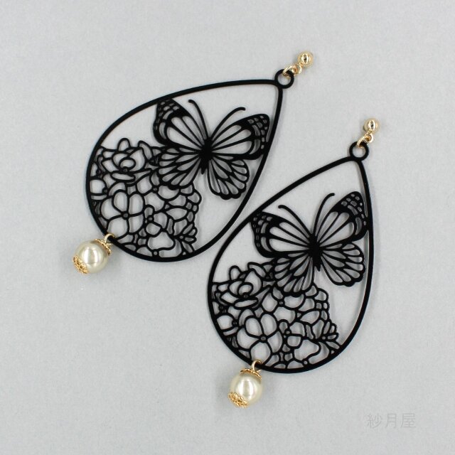 大ぶり蝶々柄ピアス】 イヤリング 黒 モノトーン ギフトラッピング