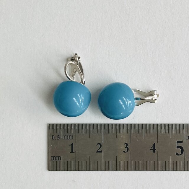 樹脂ビーズスリークォーターイヤリング/約13mm/ターコイズ塗装/made in
