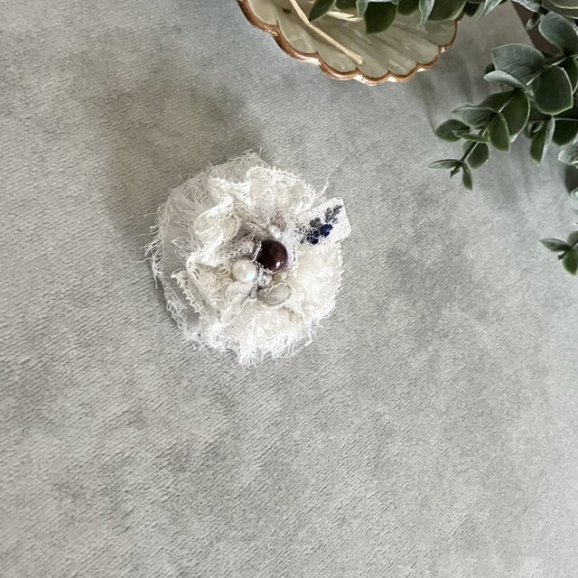 アンティークレースのふわふわブローチ[BLUE・berry]