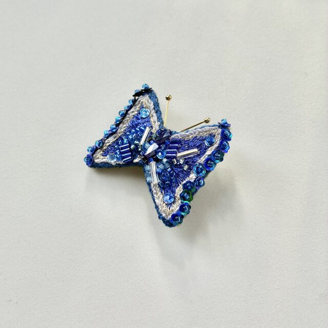 うさぎと蝶の刺繍入り青いハンドバッグ１点ものです 適当な価格 うさぎと蝶の刺繍入り青いハンドバッグ1点ものです