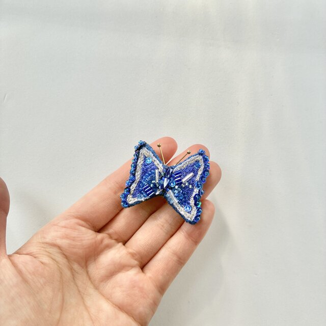 花と蝶の刺繍アート フランス刺繍と図案124集 花と蝶 | 戸塚刺しゅうオンラインショップ