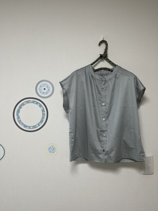 毎日着られる大人服　フレンチスリーブブラウス　コットンサテン　無地　アイスグレー