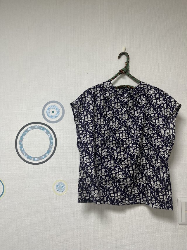 毎日着られる大人服　フレンチスリーブブラウス　リバティタナローン　カペル　ネイビー